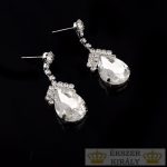 Postriebrené náušnice v tvare kvapky zdobené kryštálmi, biele