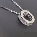 Náhrdelník s kruhovým príveskom, Rhodium