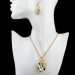 Pozlátená súprava náušníc a náhrdelníka v tvare srdca, biela