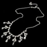 Náhrdelník zdobený príveskami a kryštálmi striebornej farby