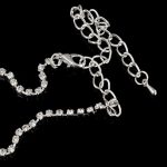 Náhrdelník zdobený príveskami a kryštálmi striebornej farby