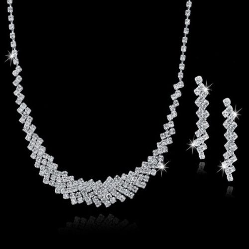 Geometrický set náušníc a náhrdelníka striebornej farby