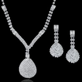   Súprava náušníc a náhrdelníka v tvare kvapky striebornej farby