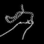 Súprava náušníc a náhrdelníka v tvare V striebornej farby