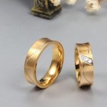 Pánsky snubný prsteň s vlnovkami, nerez, zlato, veľkosť 12