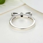 Strieborný prsteň s motívom mašličky, veľkosť 6