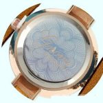 Dámske náramkové hodinky s trojitým koženým remienkom hnedej farby