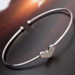 Náramok so vzorom srdca, Kristály