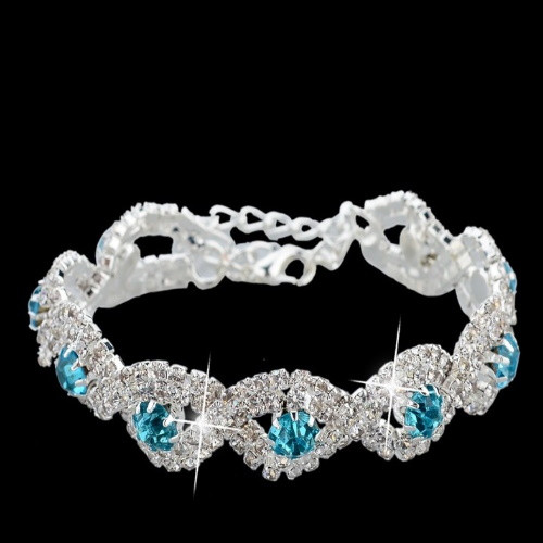 Kryštalický, geometrický náramok s modrými kamienkami, striebornej farby