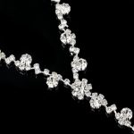 Kvetinový krištáľový náhrdelník striebornej farby