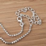 Kvetinový krištáľový náhrdelník striebornej farby