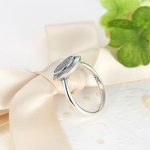 Strieborný prsteň s malými kryštálmi, veľkosť 8