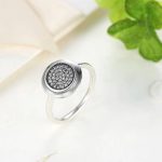 Strieborný prsteň s malými kryštálmi, veľkosť 9