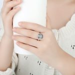 Strieborný prsteň s malými kryštálmi, veľkosť 7