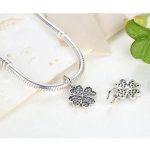 Strieborný ďatelinový prívesok so zirkónovými kamienkami, biely