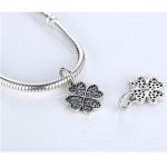 Strieborný ďatelinový prívesok so zirkónovými kamienkami, biely