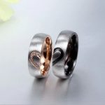 Nerezový pánsky snubný prsteň s motívom srdca, veľkosť 9