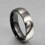 Nerezový pánsky snubný prsteň s motívom srdca, veľkosť 10