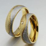 Dámska snubná obrúčka s abstraktným zdobením, nerez, zlatá, veľkosť 10