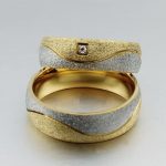 Pánsky snubný prsteň s abstraktným zdobením, nerez, zlato, veľkosť 11