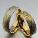 Pánsky snubný prsteň s abstraktným zdobením, nerez, zlato, veľkosť 11