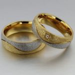 Pánsky snubný prsteň s abstraktným zdobením, nerez, zlato, veľkosť 13