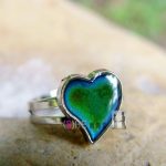 Náladový prsteň, nastaviteľná veľkosť, so srdiečkovým vzorom