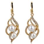 Biele perlové náušnice s príveskom zlatej farby