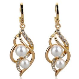 Biele perlové náušnice s príveskom zlatej farby