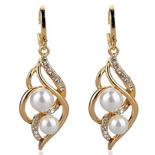 Biele perlové náušnice s príveskom zlatej farby