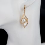 Biele perlové náušnice s príveskom zlatej farby