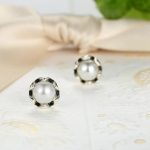 Strieborné náušnice s perličkami, v tvare kvetu, striebornej farby