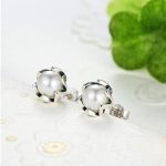 Strieborné náušnice s perličkami, v tvare kvetu, striebornej farby