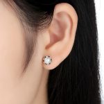 Strieborné náušnice s perličkami, v tvare kvetu, striebornej farby