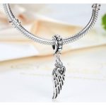 Postriebrené kúzlo anjelské krídla so zirkónovými kamienkami