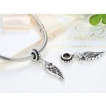 Postriebrené kúzlo anjelské krídla so zirkónovými kamienkami