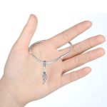 Postriebrené kúzlo anjelské krídla so zirkónovými kamienkami