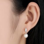 Strieborné náušnice s bielymi perlami
