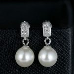 Strieborné náušnice s bielymi perlami