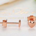 Malé strieborné srdiečkové náušnice zlatej farby