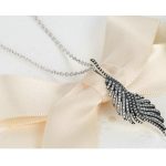Strieborný náhrdelník s príveskom z vtáčieho pierka