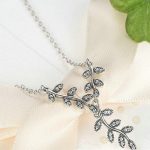 Strieborný náhrdelník s motívom listov
