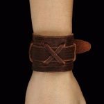 Kožený náramok so sponou na opasok