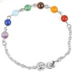 Tenký náramok s polodrahokamami, ktoré vyrovnávajú 7 čakier