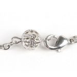 Tenký náramok s polodrahokamami, ktoré vyrovnávajú 7 čakier