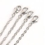 Tenký náramok s polodrahokamami, ktoré vyrovnávajú 7 čakier