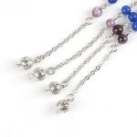 Tenký náramok s polodrahokamami, ktoré vyrovnávajú 7 čakier