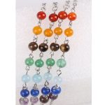 Tenký náramok s polodrahokamami, ktoré vyrovnávajú 7 čakier