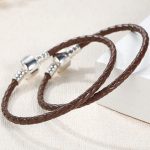 Pletený náramok, kožený, hnedý, so strieborným zapínaním, 20 cm