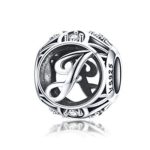 Strieborné písmeno J s pôvabnými kryštálmi